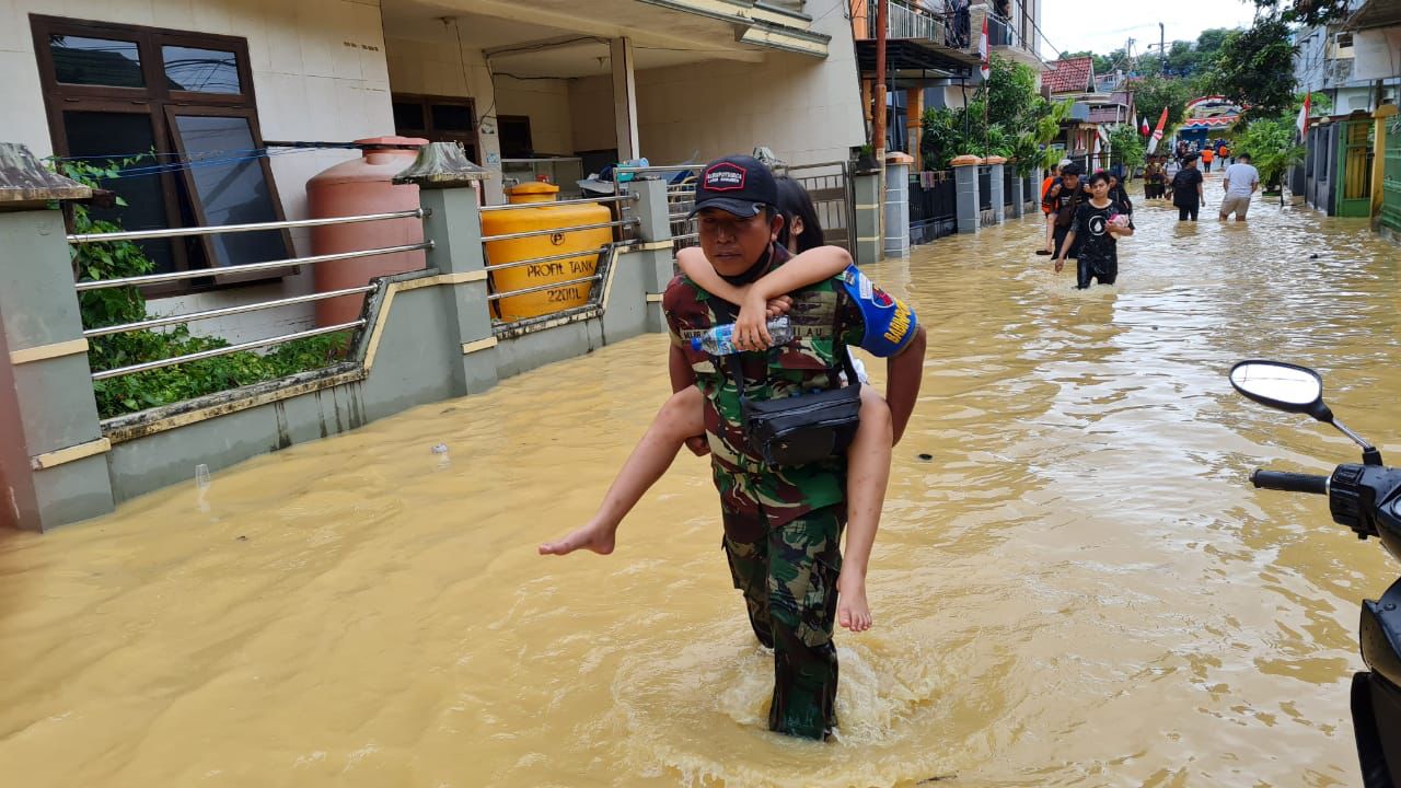 personel-lanud-dhomber-balikpapan-urun-tenaga-mengevakuasi-korban.jpg
