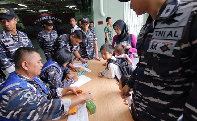 personel-tni-al-mendata-warga-yang-ikut-mudik-gratis-dengan-kri-makassar-sabtu-162019.jpg