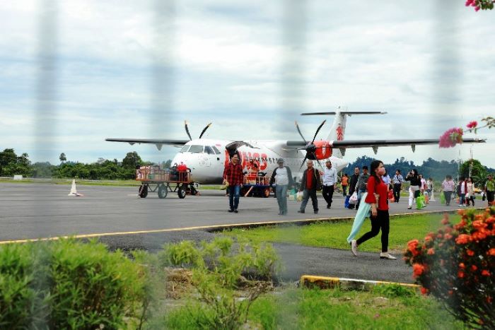 pesawat-di-bandara-tanjung-harapan-bulungan.jpg