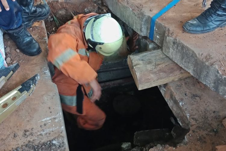 Tak Hanya Padamkan Api, Petugas Damkar Bantu Ambilkan Ponsel Pengemudi Ojol yang Jatuh ke Selokan