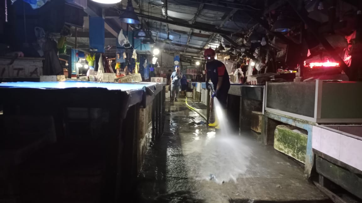 Petugas Disdamkar Bersihkan Pasar Segiri Samarinda usai Lebaran, Menyusul Pasar Merdeka