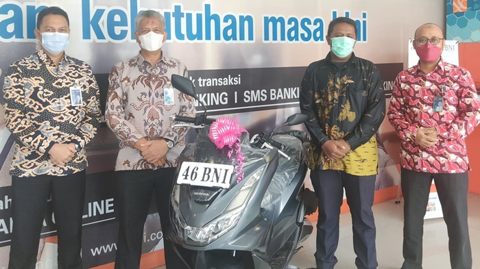 pimpinan-pt-bni-tbk-cabang-samarinda-m-farid-marof-menyerahkan-hadiah-utama.jpg