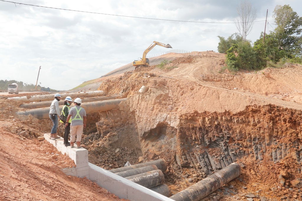 Tol Balikpapan-Samarinda Terhalang Pipa PDAM, Pipa Dipotong Distribusi Air ke Balikpapan Bisa Stop