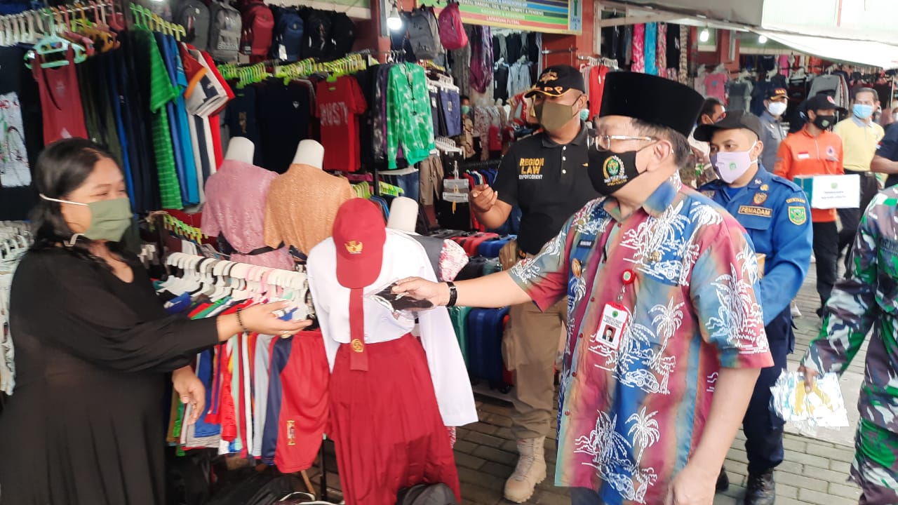 2.500 Masker Dibagi Gratis ke Pasar Sanggam Adji Dilayas, Pjs Bupati Berau Ingatkan Patuhi Prokes