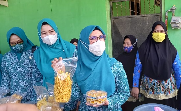 Jalankan Tugas Perdana sebagai Ketua TP PKK, Nurlena Mas'ud Tinjau Dasawisma RT 37 Gunung Samarinda