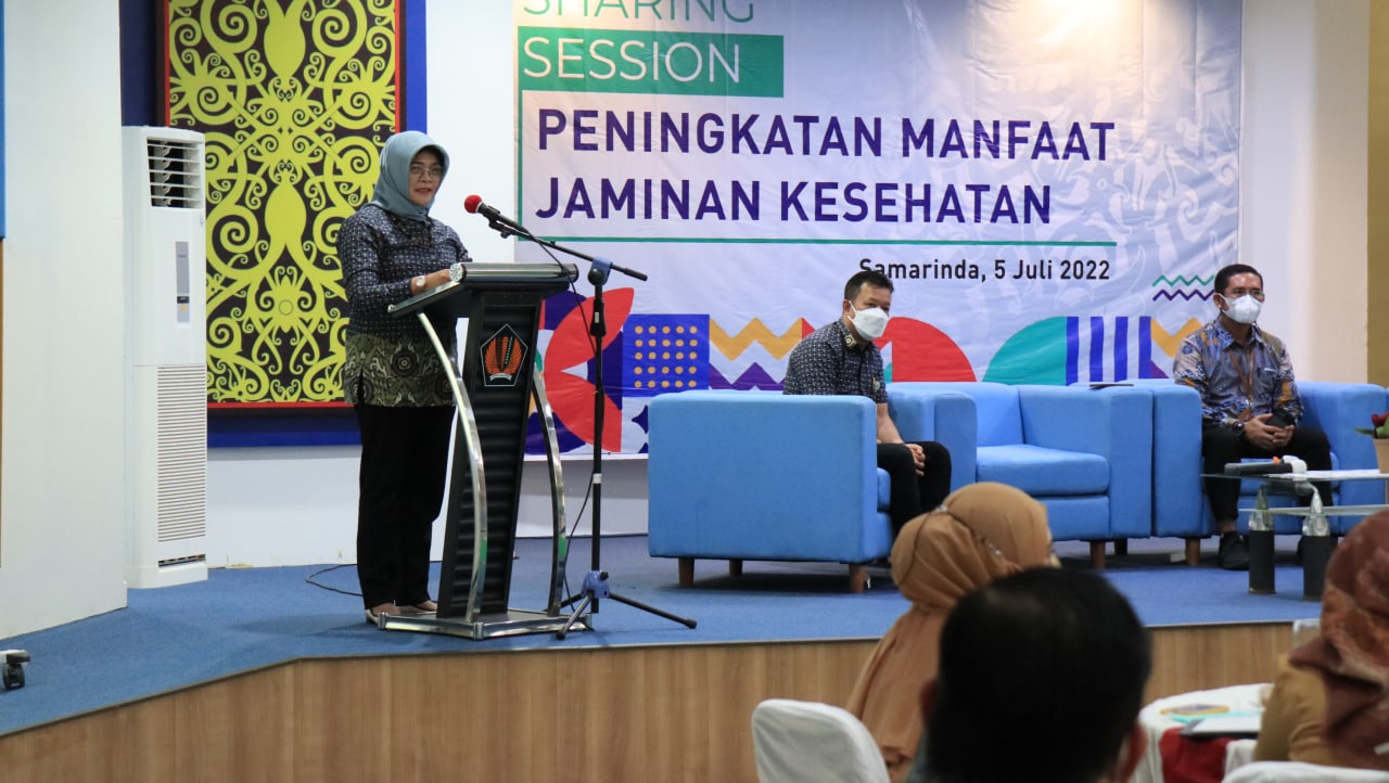 plt-ketua-dewan-pengawas-bpjs-kesehatan-regina-maria-wiwieng-memaparkan.jpg