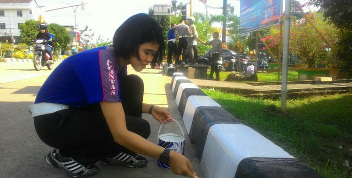 Polwan Cantik Rela Panas-panasan Ngecat Jalanan
