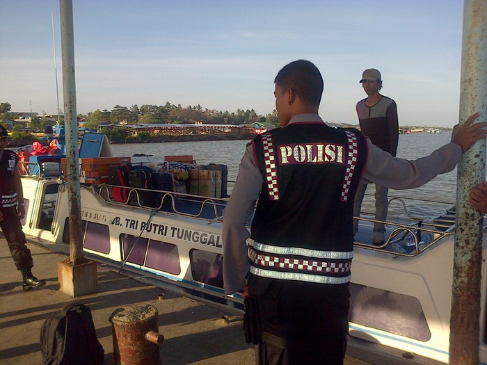 polisi-berjaga-di-dermaga-plbl-liem-hie-djung.jpg