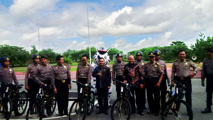 Dengan Sepeda, Polisi juga Bisa Menyapa Warga saat Patroli