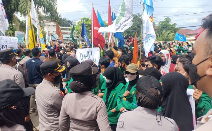 populer-samarinda-kebakaran-di-sidomulyo-ada-10-ledakan-aksi-demo-11-april-2022-di-dprd-kaltim.jpg