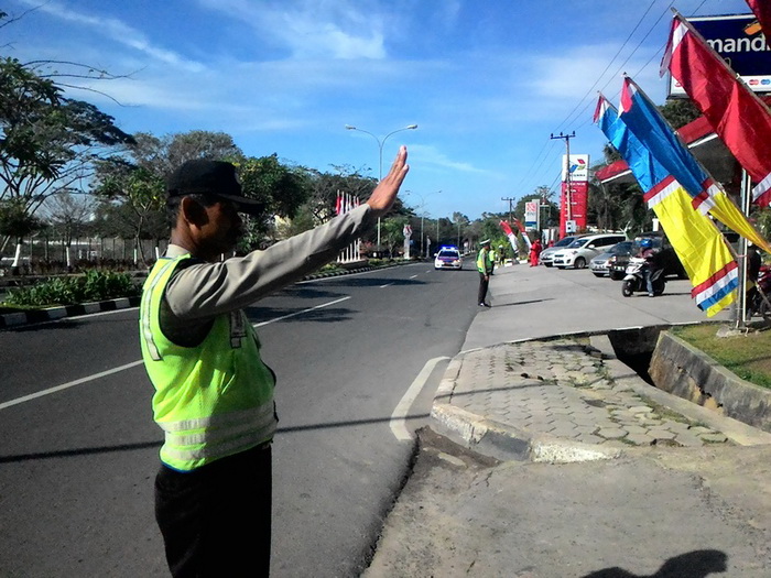Jokowi Lambaikan Tangan kepada Warga yang Menunggu di Pinggir Jalan