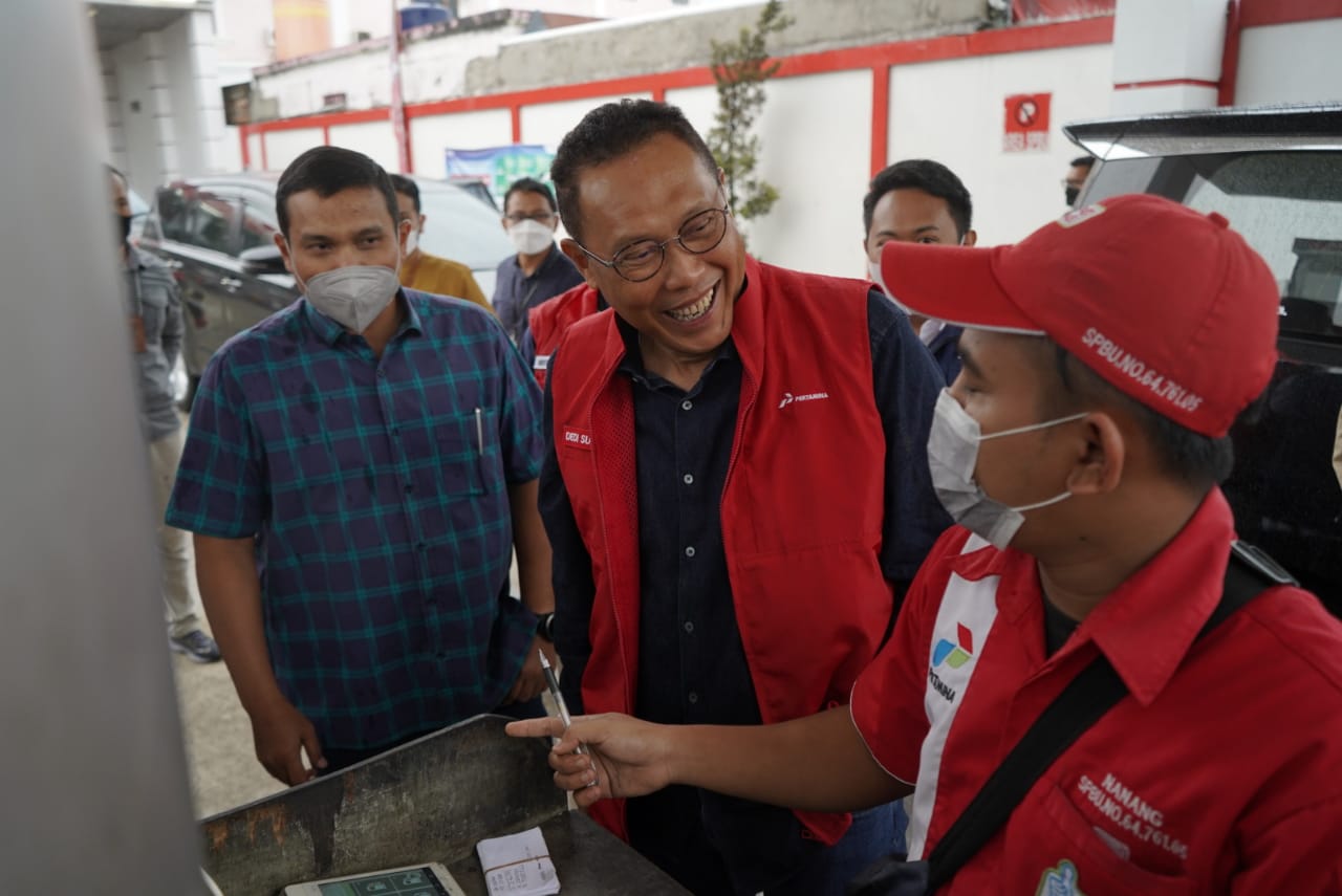 pt-pertamina-persero-meninjau-spbu-penyalur-solar-subsidi-di-balikpapan-minggu-342022.jpg