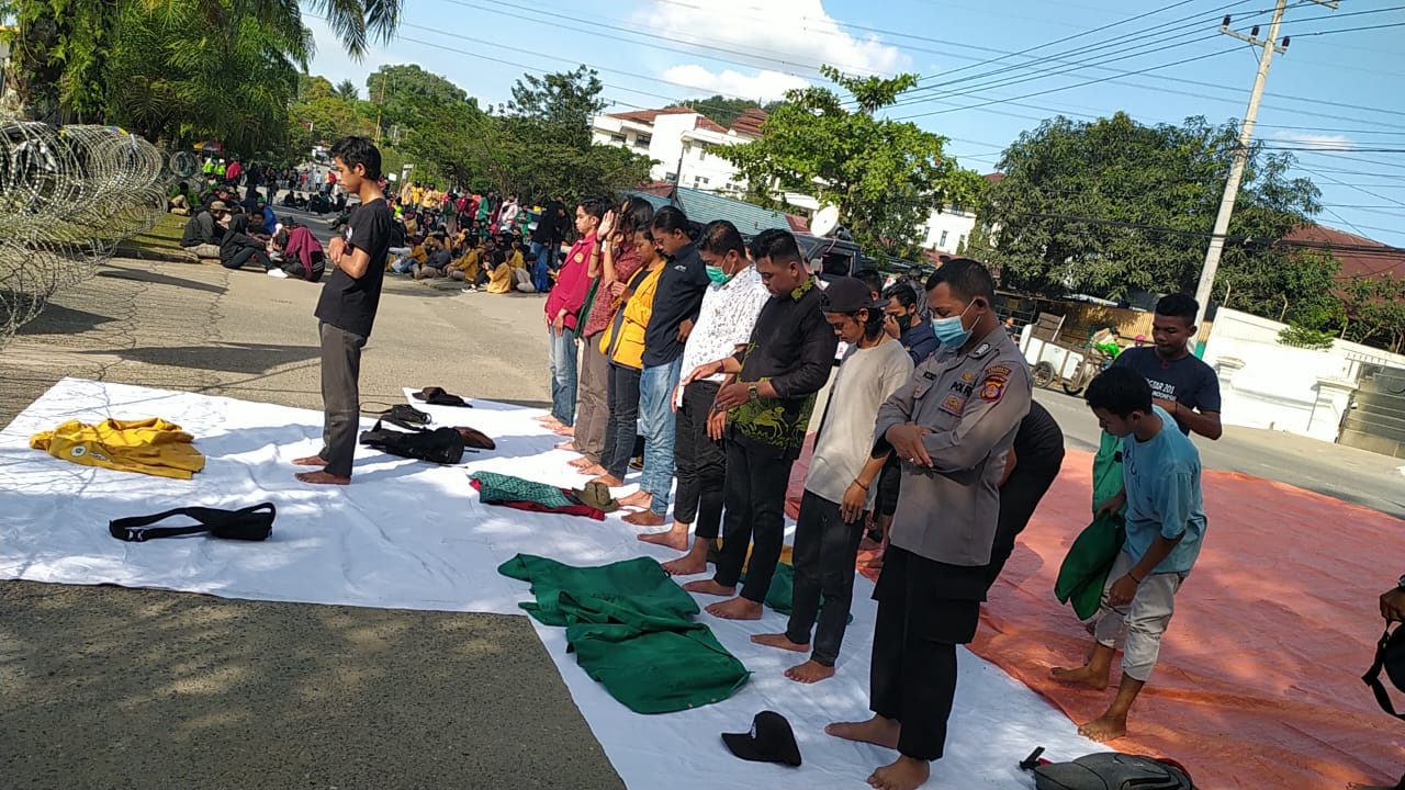 BREAKING NEWS Mahasiswa Mahakam Demo Lagi di Samarinda Tuntut Cabut Omnibus Law, Salat Ashar Dahulu