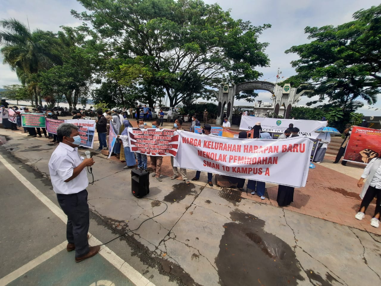 puluhan-pengunjuk-rasa-dari-orangtua-murid-sman-10-samarinda0.jpg