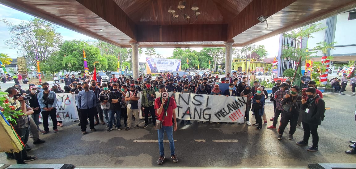 ratusan-mahasiswa-geruduk-kantor-lama-walikota-bontang-senin-12102020.jpg