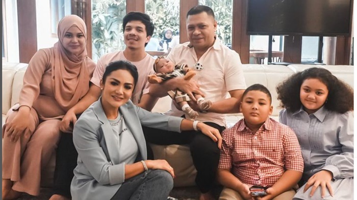 raul-lemos-menjenguk-cucunya-ameena-hanna-nur-atta.jpg