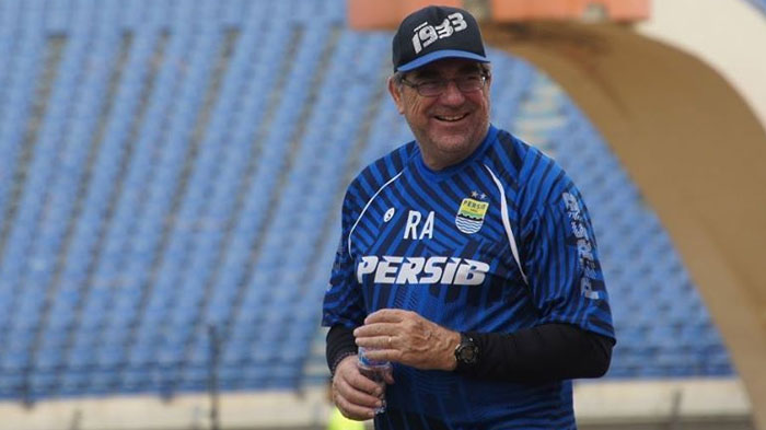 reaksi-robert-rene-albert-bobotoh-diizinkan-saksikan-arema-fc-vs-persib-bandung-ada-tribun-khusus.jpg