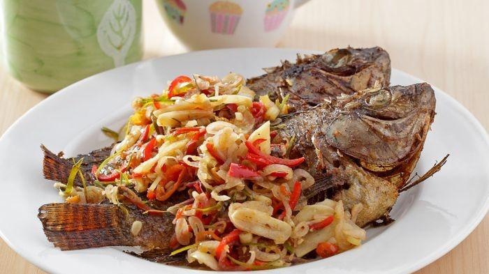 resep-ikan-goreng-kuning-sambal-matah-yang-simple.jpg