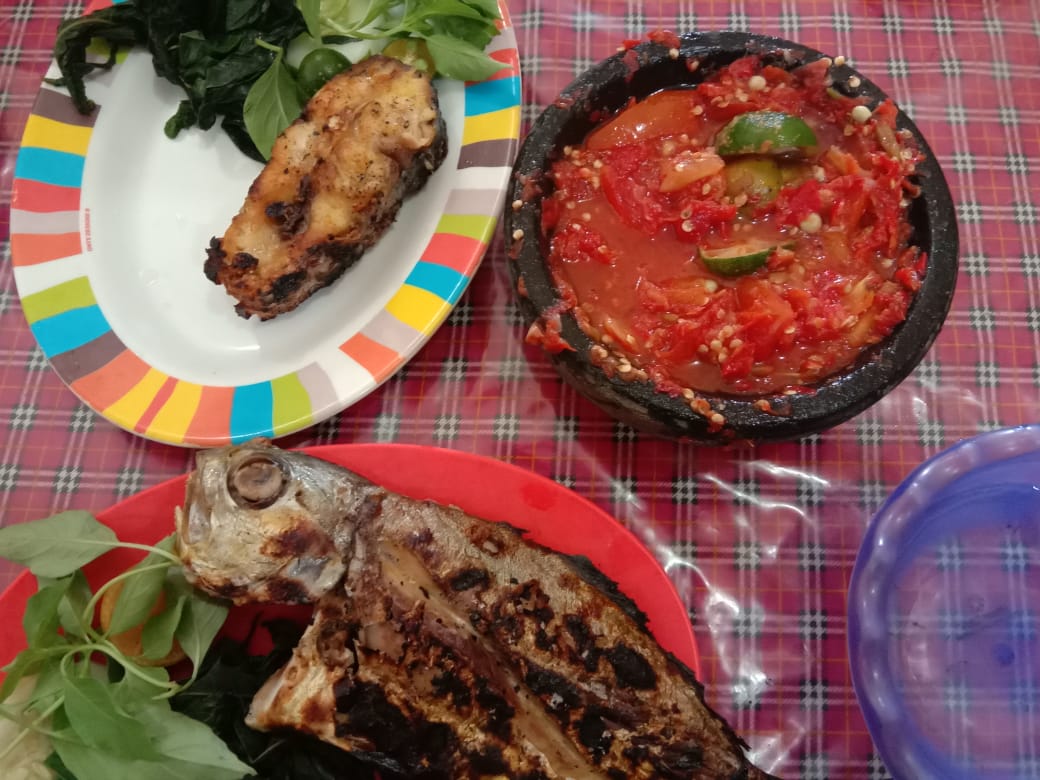 rumah-makan-acil-menyajikan-ikan-bakar-segar.jpg