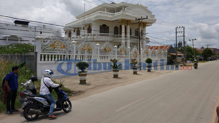 rumah-mewah-dh-sekretaris-komura-yang-disita-ott-tpk-palaran_20170320_182902.jpg