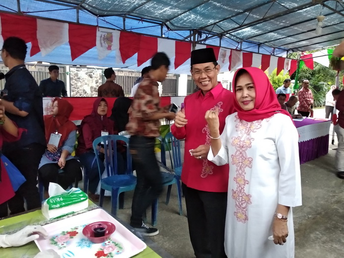 rusmadi-dan-istri-mencoblos_20180627_085158.jpg