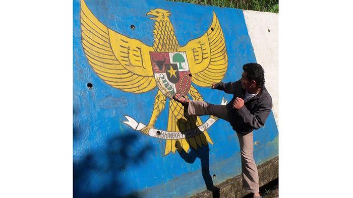 Garuda Pancasila Kembali Dilecehkan, Kini Ditendang dan Diganti Semboyan