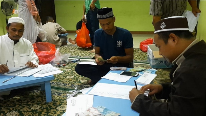 salah-satu-masyarakat-saat-membayar-zakat-fitrah-fix-lagi-3.jpg