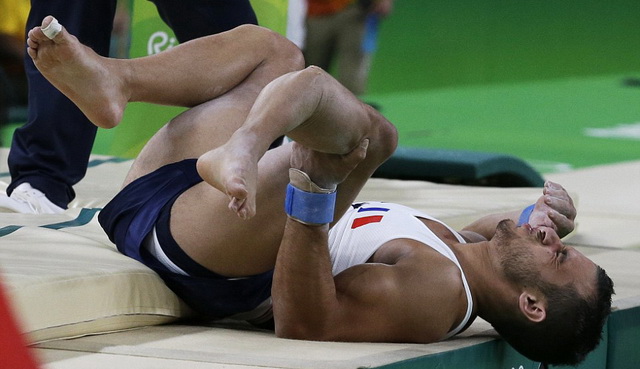 Kaki Pesenam Ini Patah Saat Beraksi, Penonton Dapat Mendengar Suara Retakannya