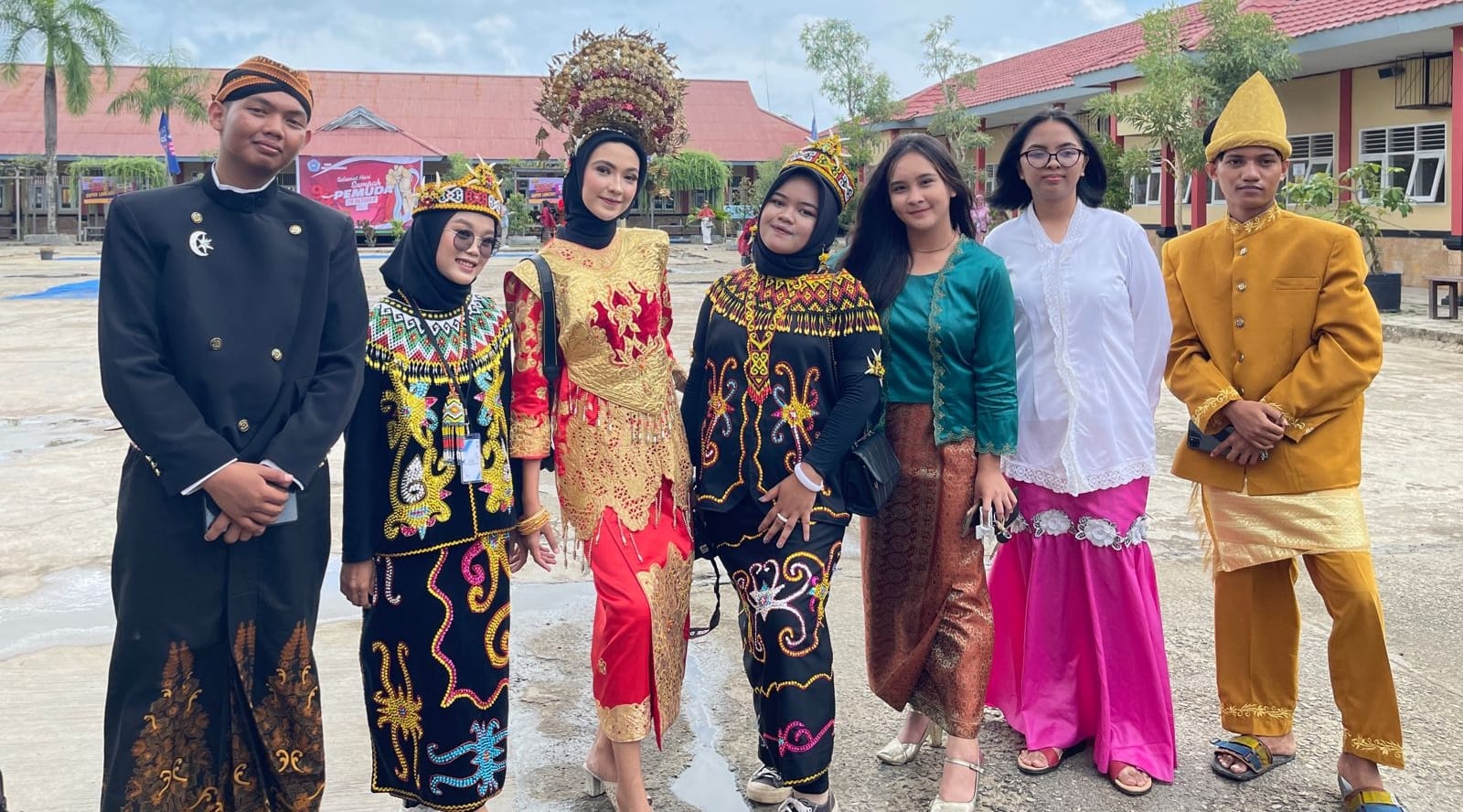 Peringati Hari Sumpah Pemuda, Pelajar SMK Putra Bangsa Bontang Kompak Kenakan Pakaian Adat