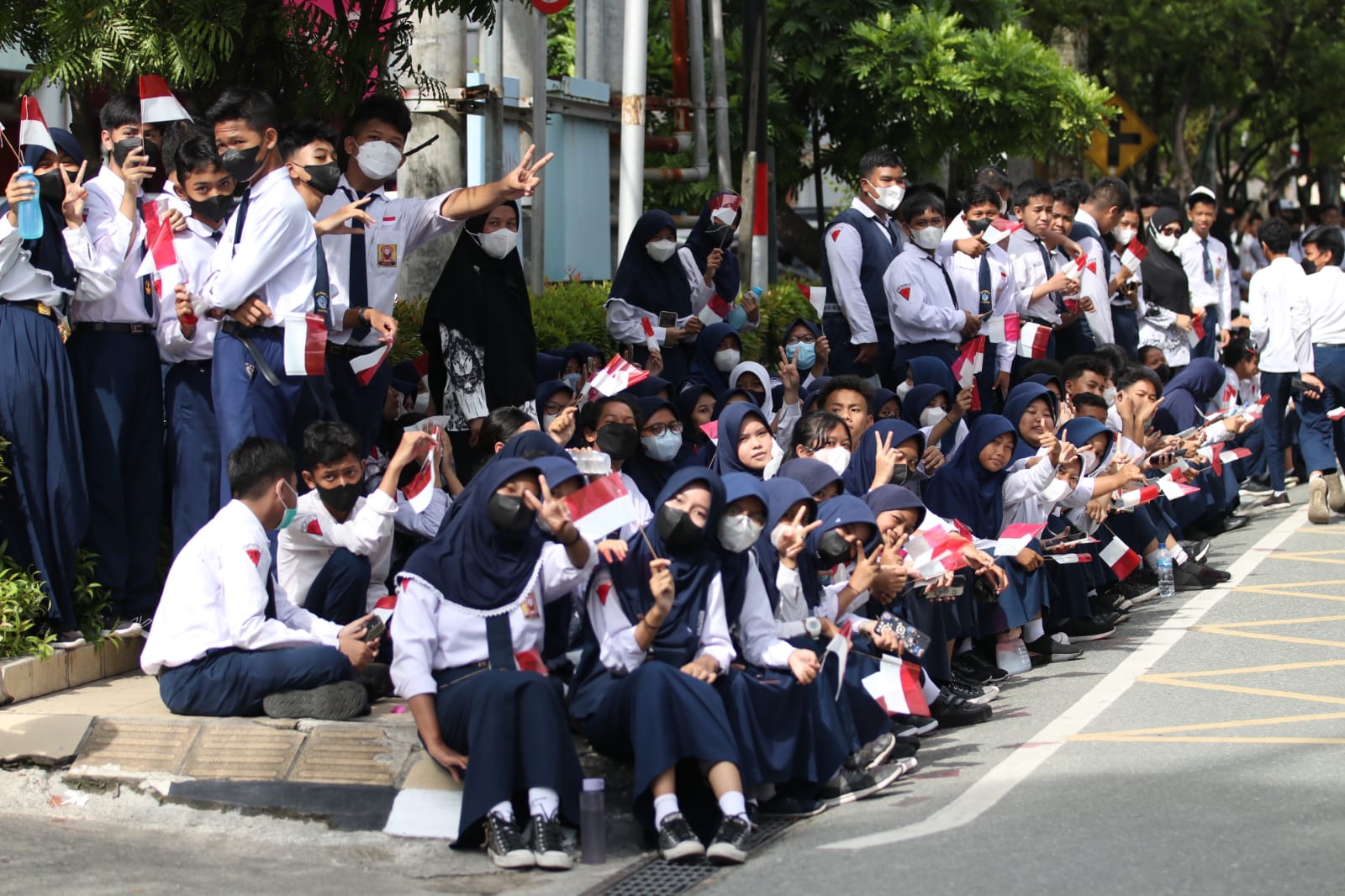 sejumlah-pelajar-menyambut-kedatangan-presiden-jokowi.jpg