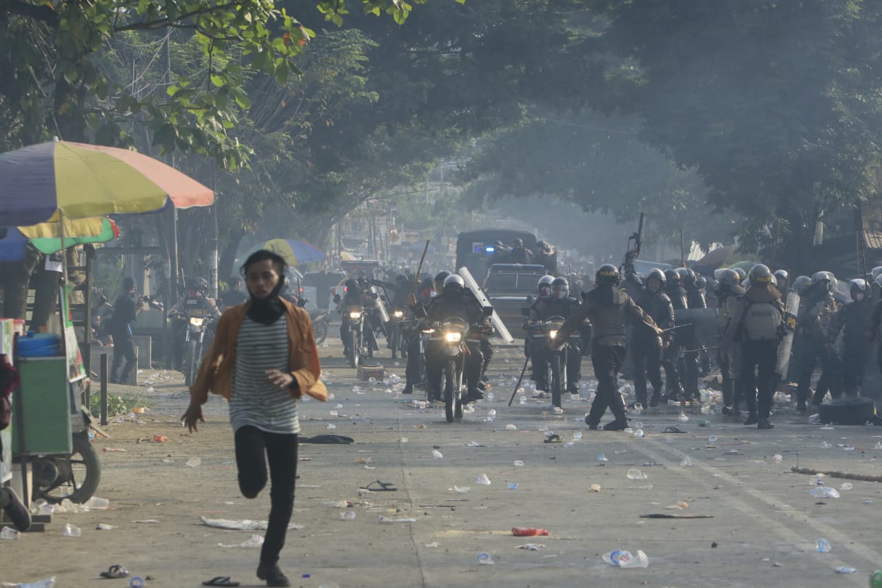 seorang-demonstran-menjauh-dari-kepulan-gas-air-mata-saat-unjuk-rasa-menuntut-uu-omnibuslaw.jpg