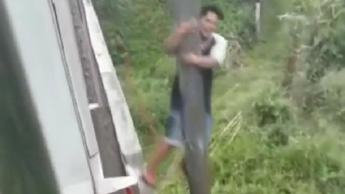 Video Viral, NEKAT Nyebrang di Jalur Kereta Api, Pria di Bogor Bertaruh Nyawa di Tiang Jembatan KA