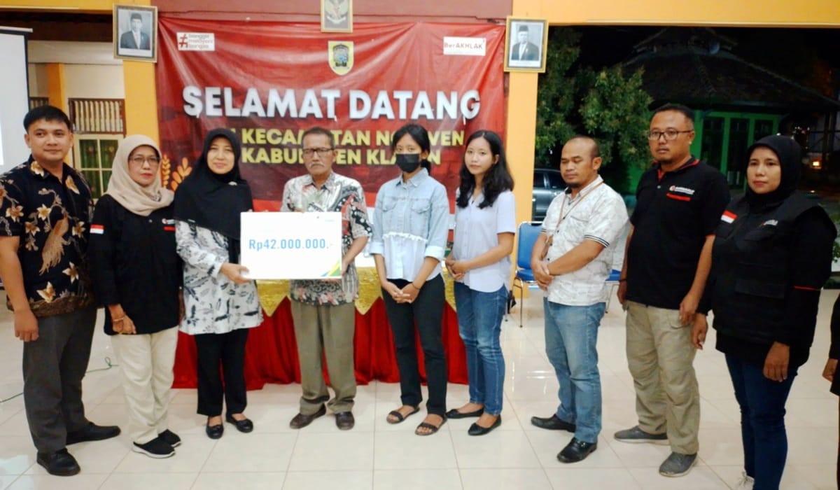 simbolis-memberikan-manfaat-kepada-ahli-waris-petugas-pemilu-yang-meninggal-dunia.jpg