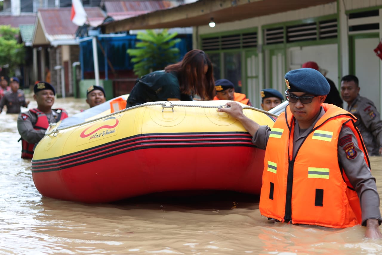 Banjir di Jalan Penegak Balikpapan, Genangi Permukiman Warga hingga Toko Modern