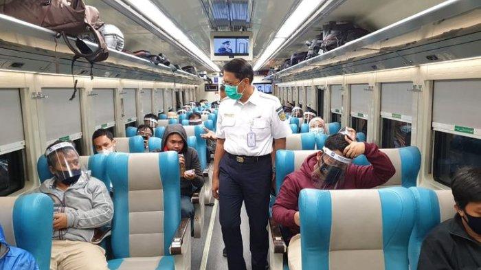 situasi-di-dalam-gerbong-kereta-api.jpg