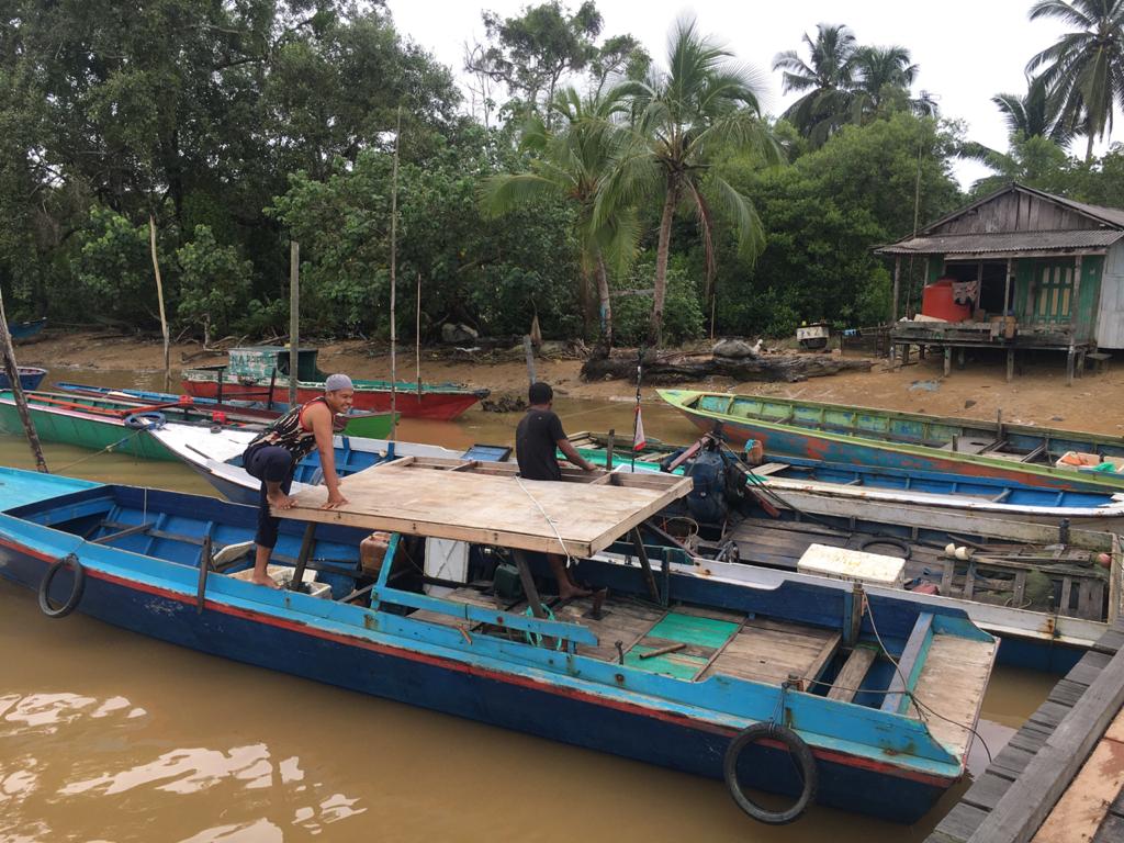 situasi-nelayan-ppu-sedang-mempersiapkan-kapal-miliknya-untuk-melaut.jpg