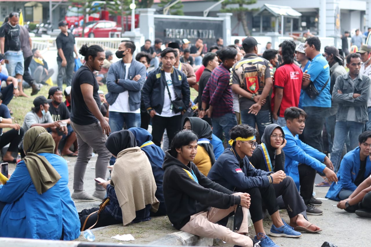Enggan Beranjak, 10 Orang Perwakilan Demonstran Dibolehkan Masuk Kawasan Obvitnas
