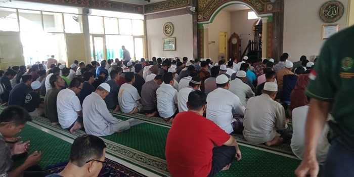suasana-ibadah-shalat-jumat-di-masjid-al-musyawarah-jalan-anggrek-kota-samarinda.jpg