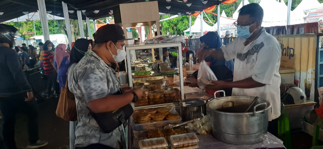 suasana-pasar-ramadhan-yang-digelar-di-kawasan-gor-segiri-samarinda.jpg