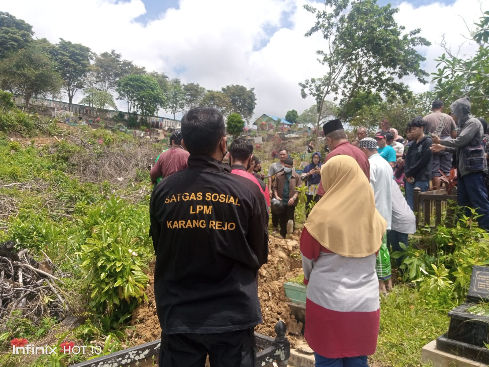 suasana-pemakaman-ua-di-kawasan-prona-sepinggan-balikpapan-selatan-rabu.jpg