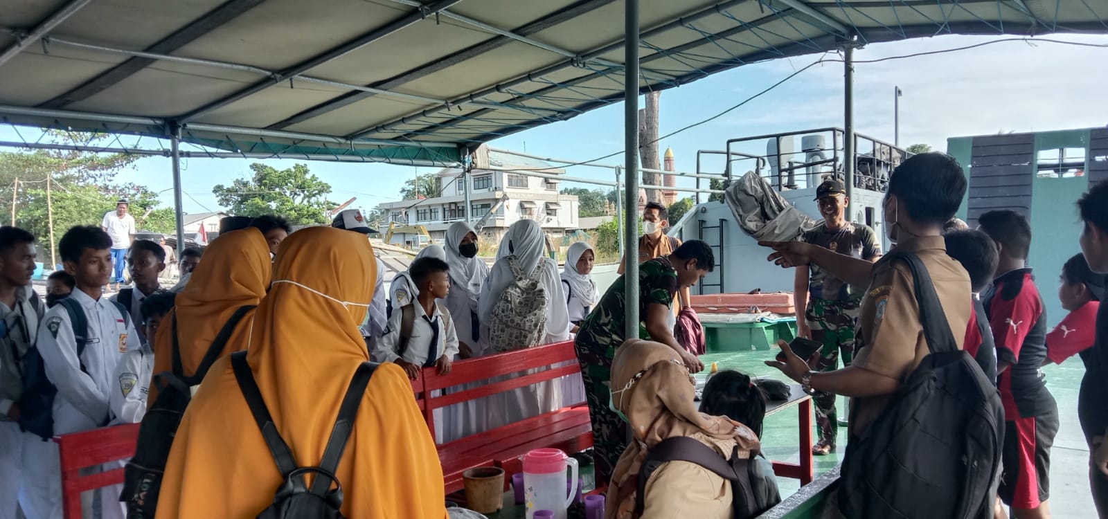 suasana-proses-evakuasi-murid-dan-pelajar-sd-smp-021-di-kawasan-teluk-waru.jpg