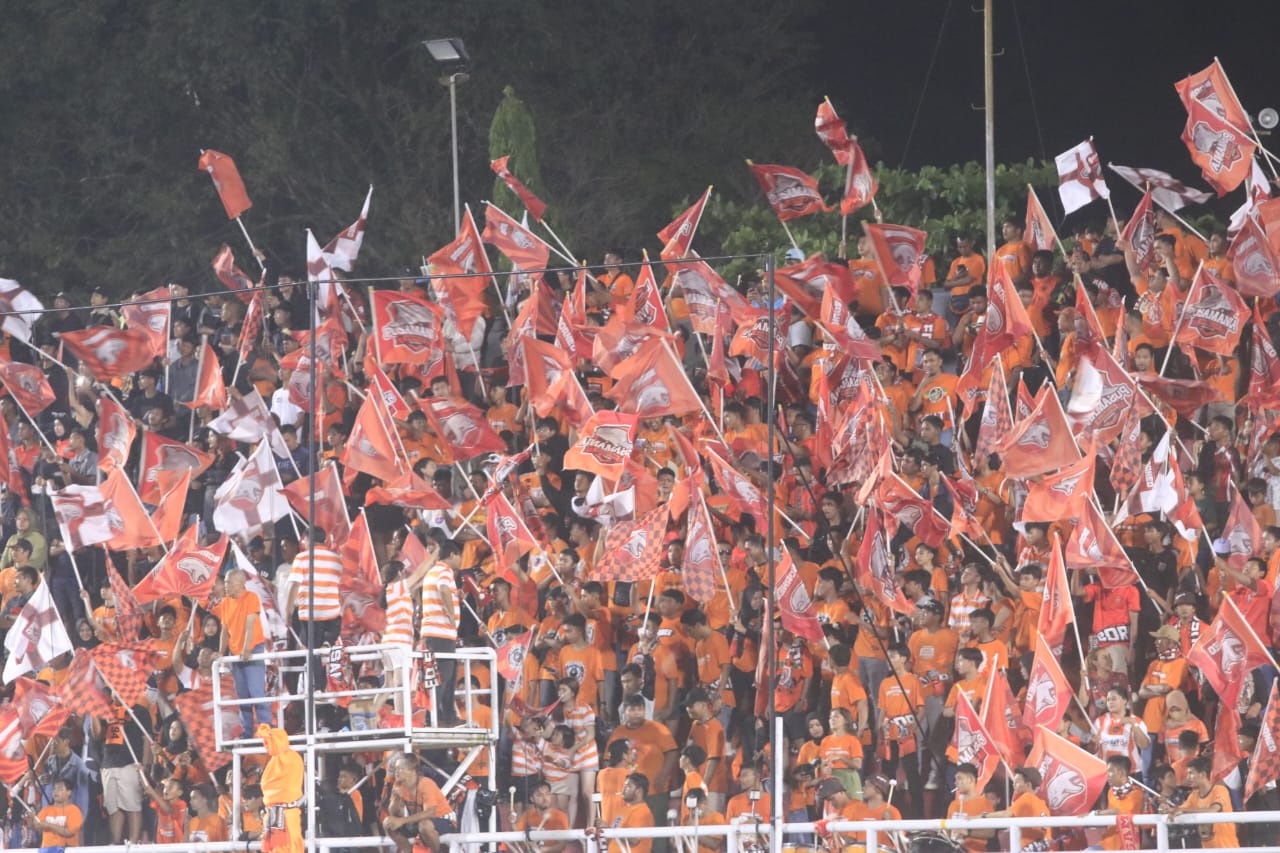 suporter-pusamania-setia-dukung-borneo-fc-samarinda.jpg