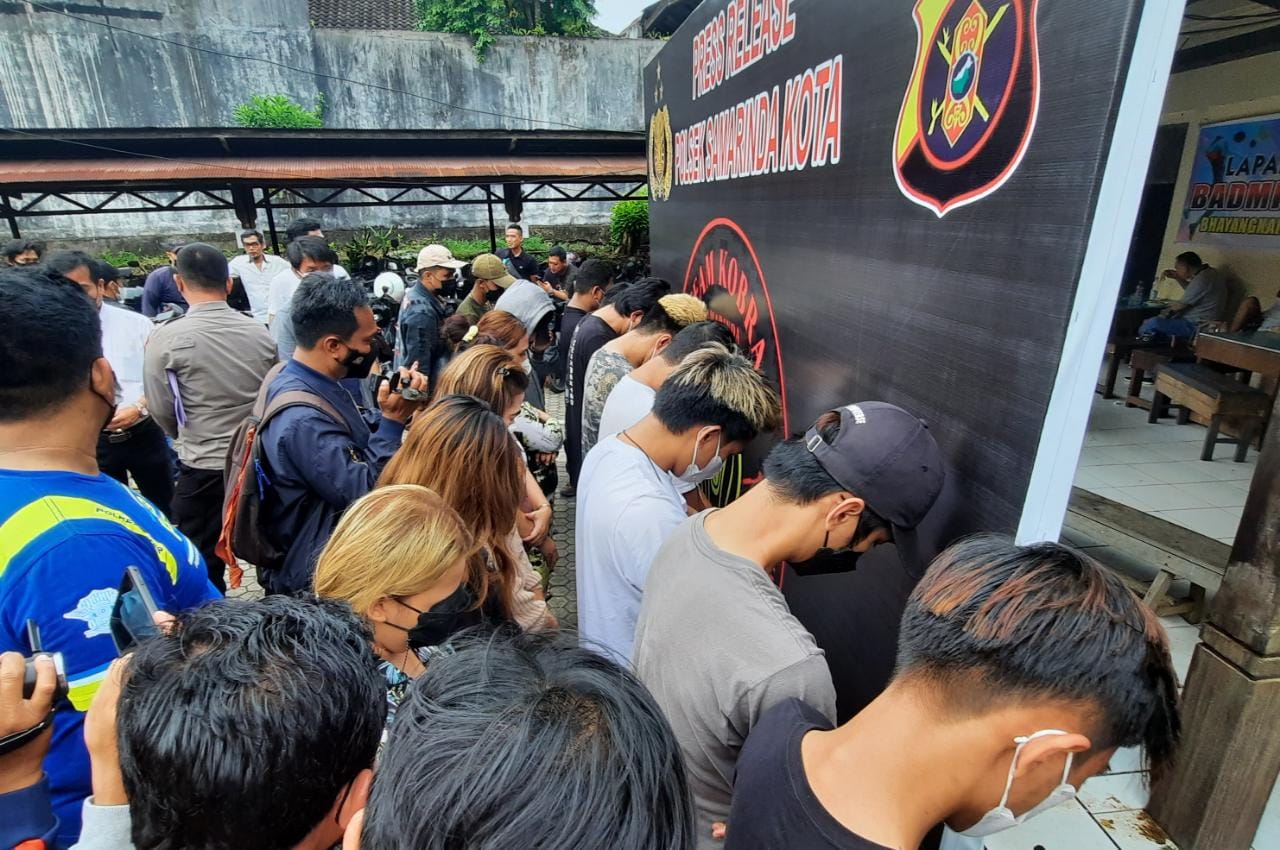terduga-kasus-prostitusi-online-saat-diringkus-di-mapolsek-kota-samarinda.jpg