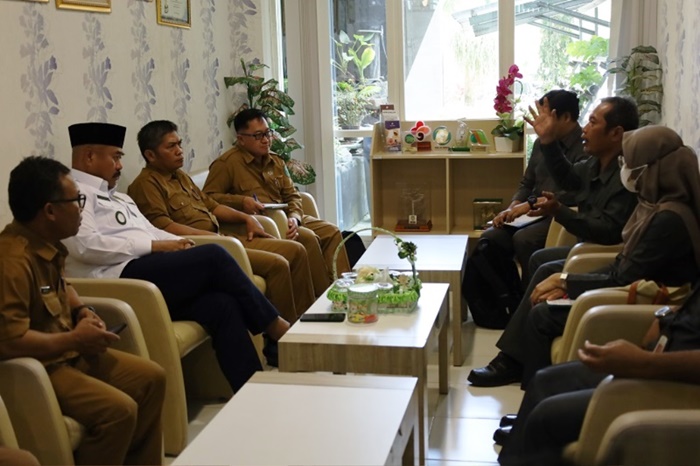 Bupati Edi Damansyah Terima Kepala BPS Kukar Terkait Sensus Pertanian