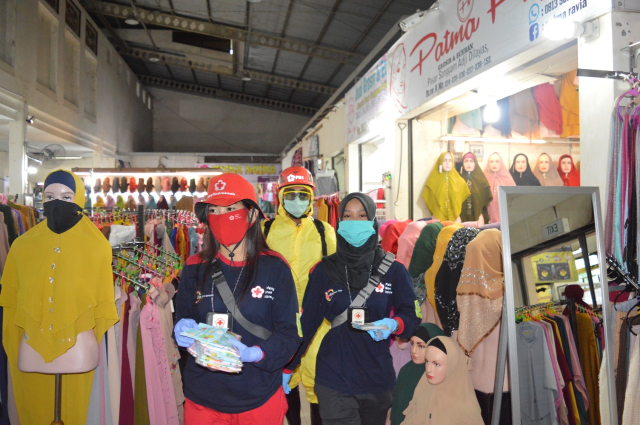 BPBD-Relawan PMI Berau Bagikan Masker Kepada Pedagang dan Pengunjung di Pasar Sanggam Adji Dilayas