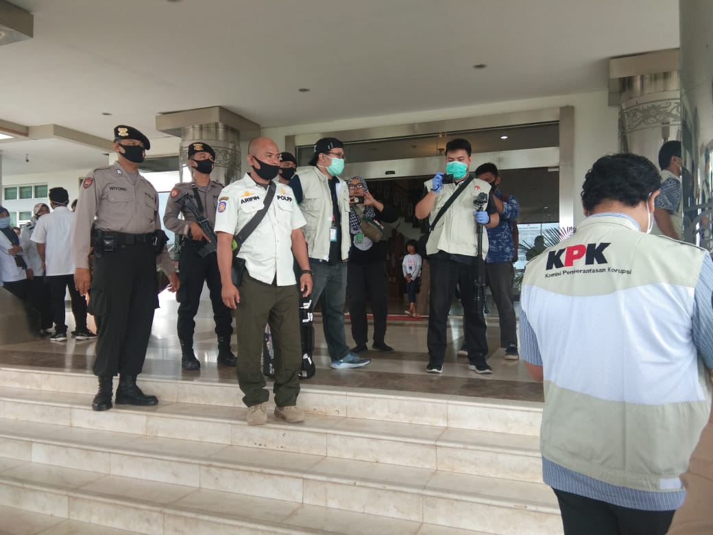 tim-kpk-menggeledah-kantor-bpkad-kutai-timur.jpg