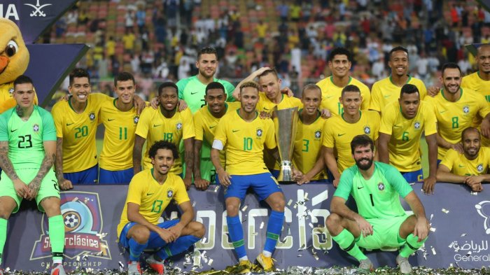 timnas-brasil-meraih-trofi-super-clasico_20181017_090827.jpg