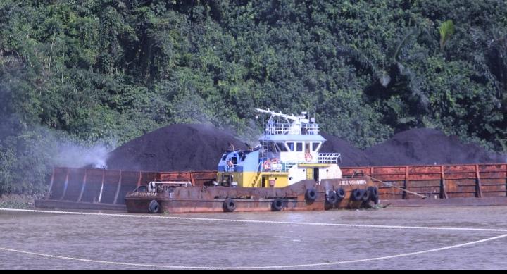 Tongkang Bermuatan Batu Bara dari Kubar Terbakar di Sungai Mahakam Samarinda, Berlayar Ilegal?