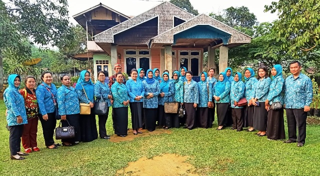 Ketua TP-PKK Kaltim Kunjungi Kubar, Sambangi Kebun dan Peternakan Sapi Kampung Rejo Basuki
