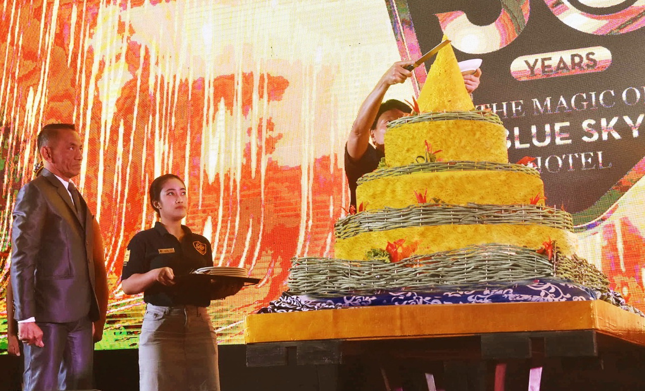 tumpeng-raksasa-anniversary-emas-blue-sky-hotel.jpg